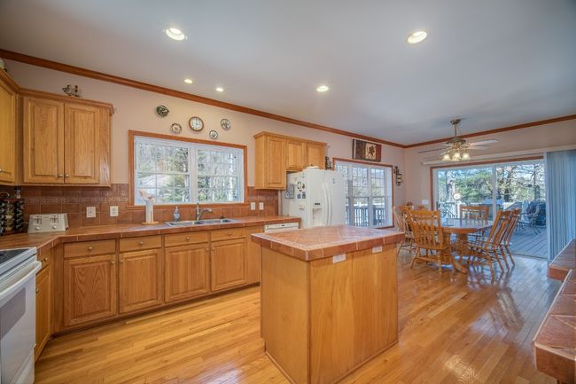 Kitchen on main | Image 10