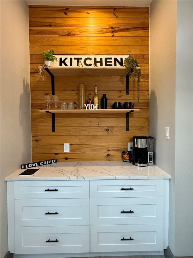 Wet bar/Coffee Bar | Image 12