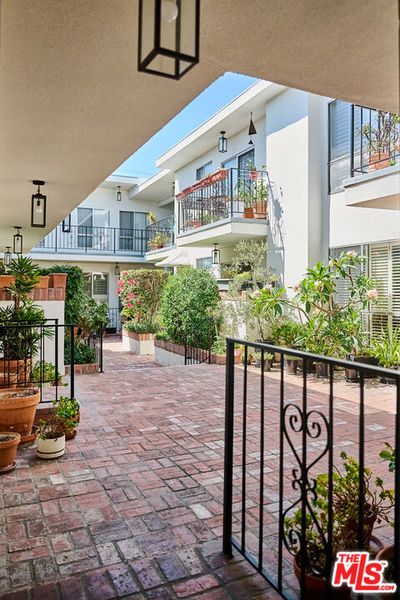 111 - 14th Street, Townhouse with 2 bedrooms, 2 bathrooms and 2 parking in Santa Monica CA | Image 2