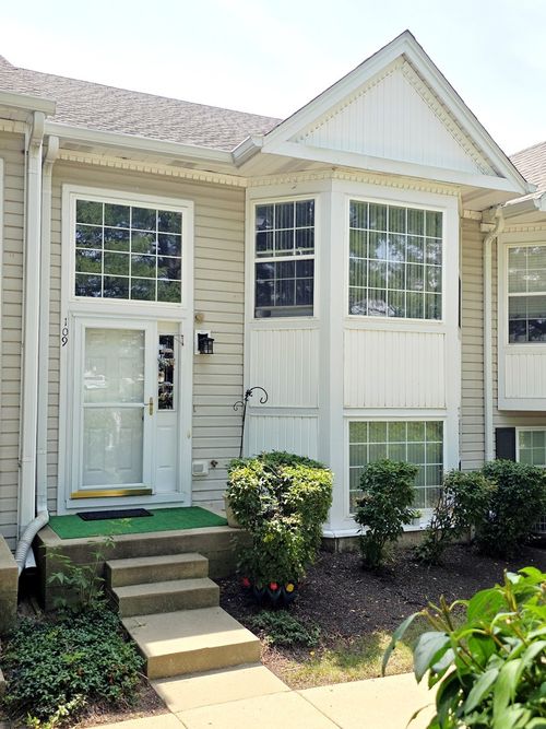 109 E Victoria Cir, North Aurora, IL, 60542-5104 | Card Image