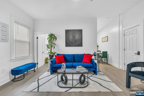 68 Pine St, Montclair, NJ, 07042-4812 | Card Image