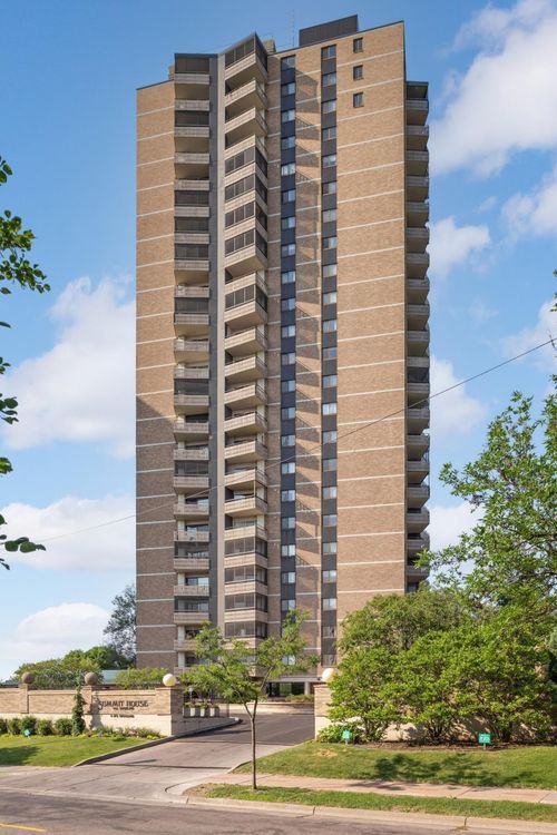 apt-413-400 Groveland Ave, Minneapolis, MN, 55403-3244 | Card Image