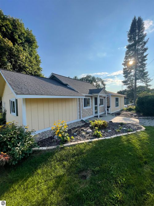 310 Groveland St, Boyne City, MI, 49712-1143 | Card Image