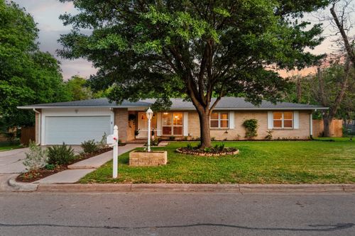 704 W Elizabeth Dr, Robinson, TX, 76706-4913 | Card Image