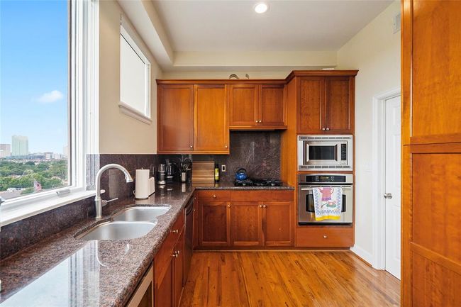 Wonderful natural light streams throughout the space, perfect for enjoying cooking and entertaining. | Image 17
