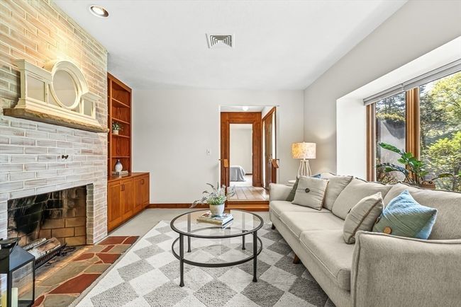 UNIT-4 - 22 Grove Pl, Condo with 2 bedrooms, 1 bathrooms and 1 parking in Winchester MA | Image 9