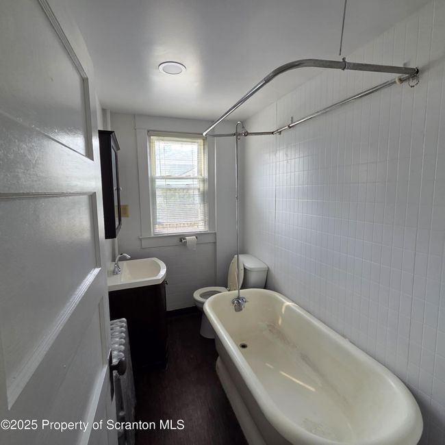 Full Bathroom | Image 11