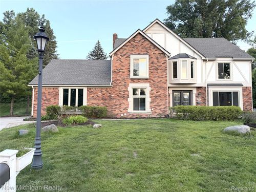 650 Deerfield Ct, Rochester Hills, MI, 48309-2690 | Card Image