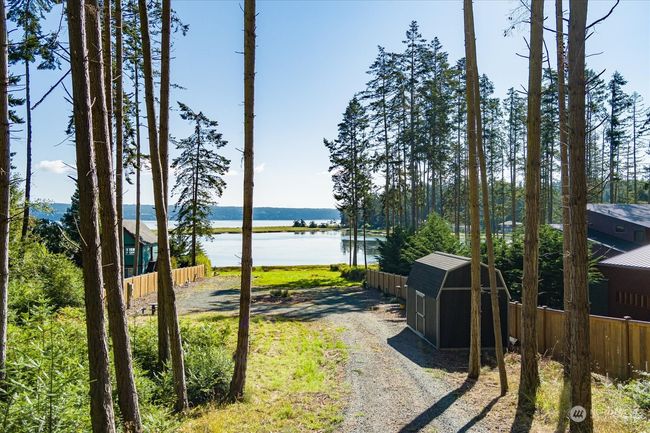 Well maintain gravel driveway | Image 4