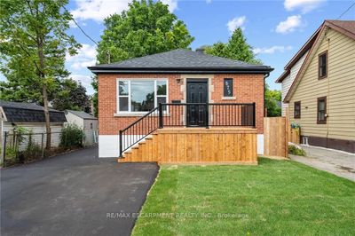 875 Fennell Ave E, House other with 2 bedrooms, 2 bathrooms and 2 parking in Hamilton ON | Image 1