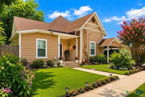 606 Schwab St, Yoakum, TX, 77995-4035 | Card Image