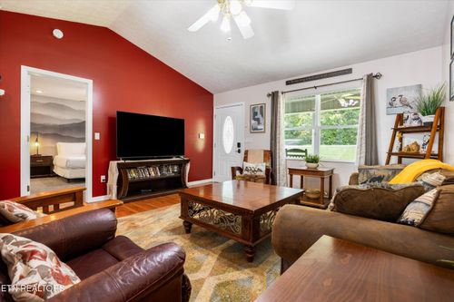 1825 Sunnydale Dr, Sevierville, TN, 37862-6128 | Card Image
