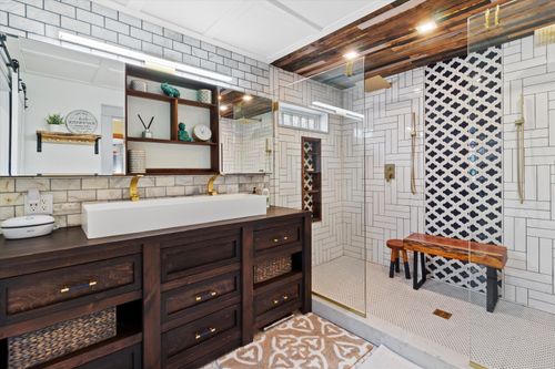 1821 N Vel R Phillips Ave, Milwaukee, WI, 53212-3609 | Card Image