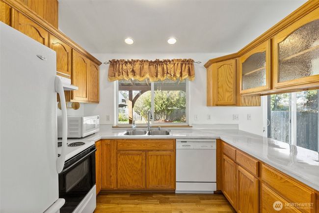 215 James St S, House other with 3 bedrooms, 2 bathrooms and 2 parking in Roy WA | Image 11
