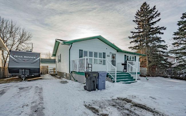 4511 50 Avenue, Home with 5 bedrooms, 2 bathrooms and 6 parking in Grimshaw AB | Image 1