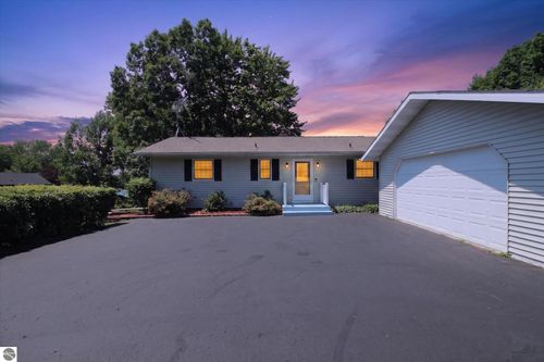 1132 Clubhouse Dr, Lake Isabella, MI, 48893-9382 | Card Image