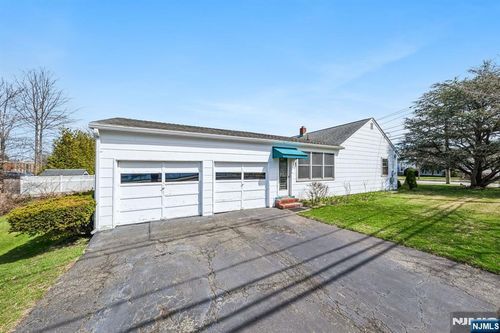 4 Oak Ridge Rd, Clifton, NJ, 07013-3506 | Card Image