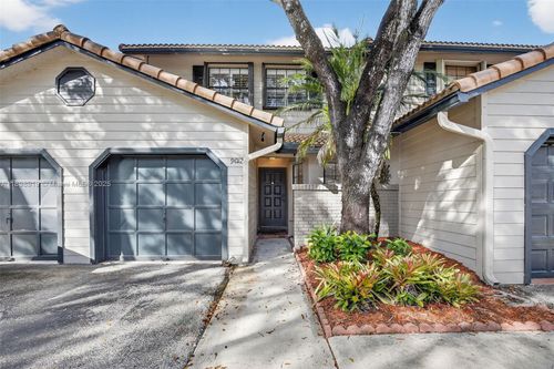 9012 Vineyard Lake Dr, Plantation, FL, 33324-1107 | Card Image
