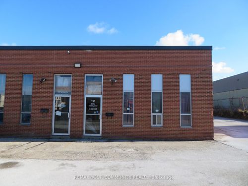 747 Garyray Dr, North York, ON, M9L1R2 | Card Image