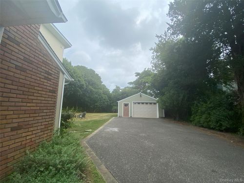 19 End Ave, East Quogue, NY, 11942-4217 | Card Image