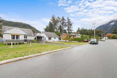 733 7 Th Ave, House other with 2 bedrooms, 1 bathrooms and 4 parking in Hope BC | Image 2