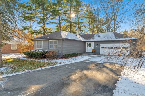 5569 Lakeshore Rd, Fort Gratiot, MI, 48059-2818 | Card Image