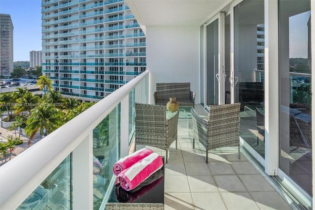 APT-617 - 100 Bayview Dr, Condo with 2 bedrooms, 2 bathrooms and null parking in Sunny Isles Beach FL | Image 7
