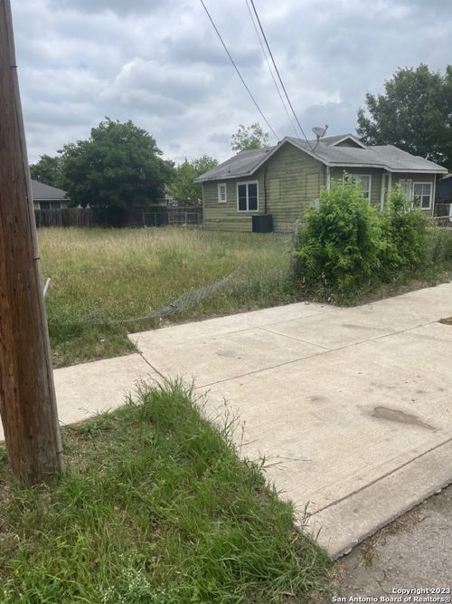 225 W Petaluma Blvd, San Antonio, TX, 78221-2809 | Card Image