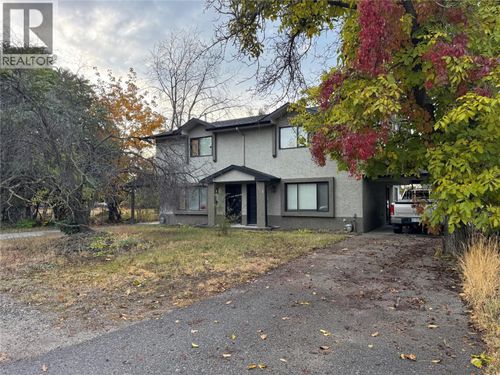 1033/1035 Laurier Ave, Home with 6 bedrooms, 6 bathrooms and null parking in Kelowna BC | Card Image