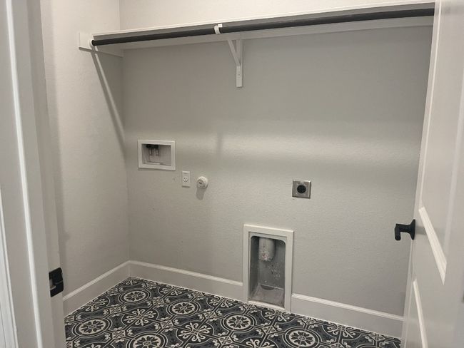 Washroom with hookup for an electric dryer, laundry area, hookup for a gas dryer, baseboards, and hookup for a washing machine | Image 26