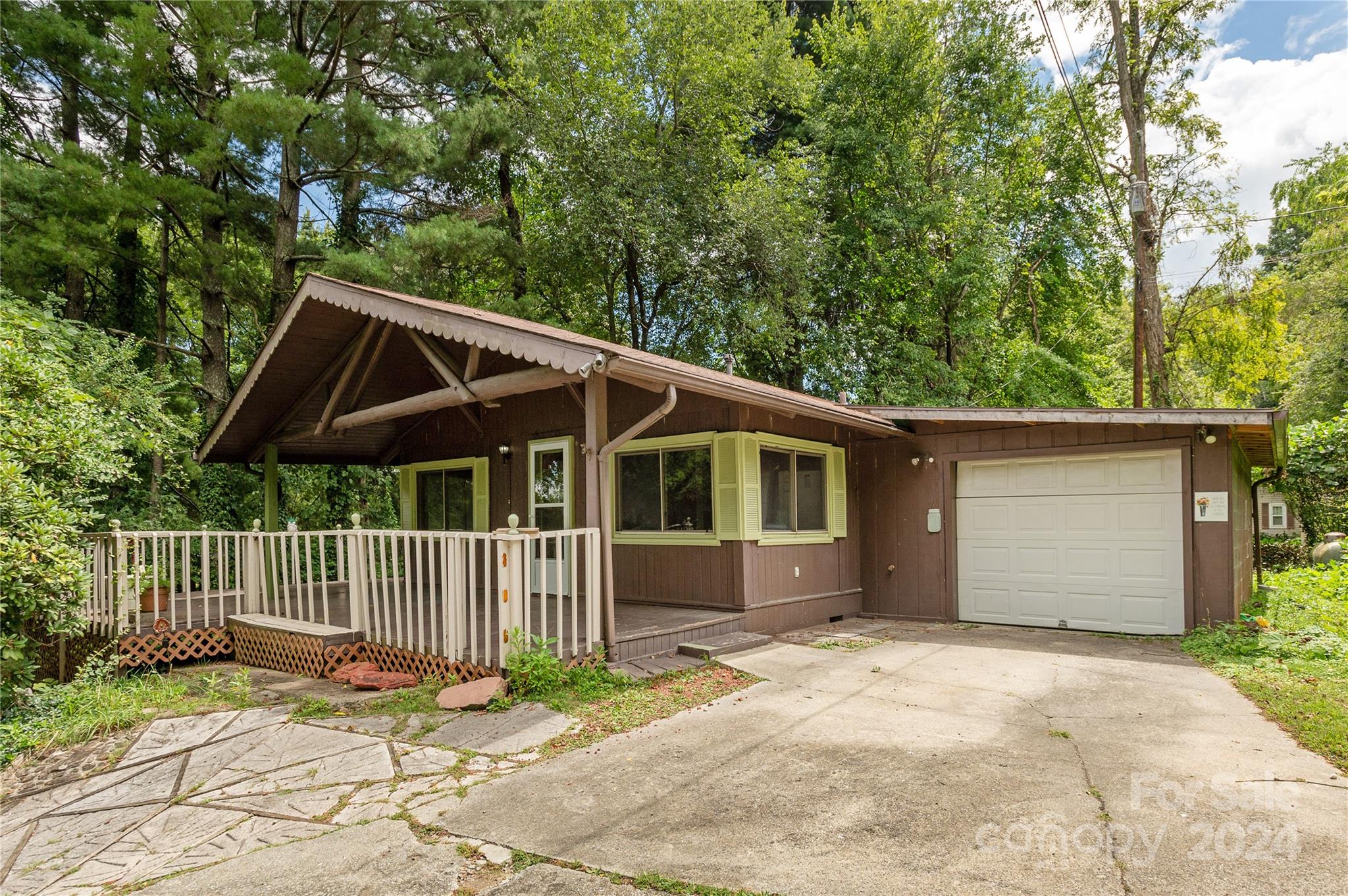 Tracy Grove Rd, Hendersonville, NC 28792