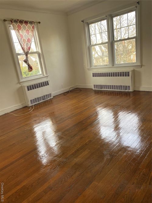 192 Beech St, Valley Stream, NY, 11580-4949 | Card Image