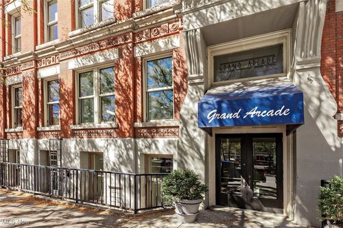 226-408 W Saint Clair Ave, Cleveland, OH, 44113-1521 | Card Image