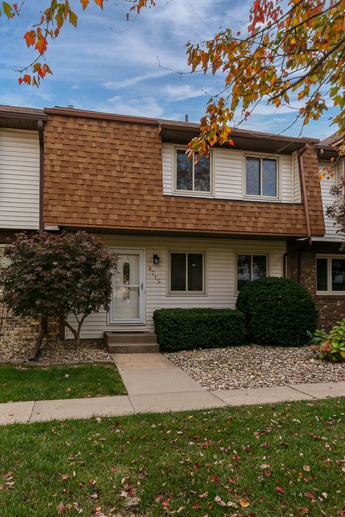 9-4715 11th St, East Moline, IL, 61244-4404 | Card Image