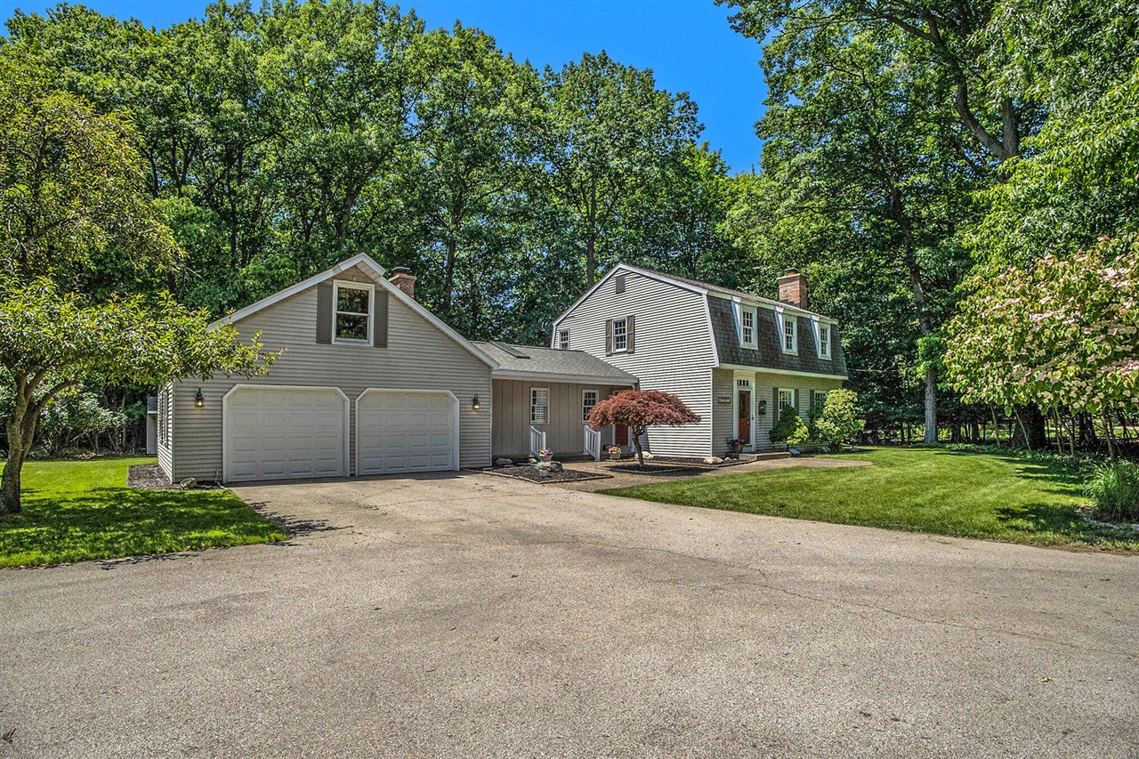 Braeburn Dr, Norton Shores, MI 49441
