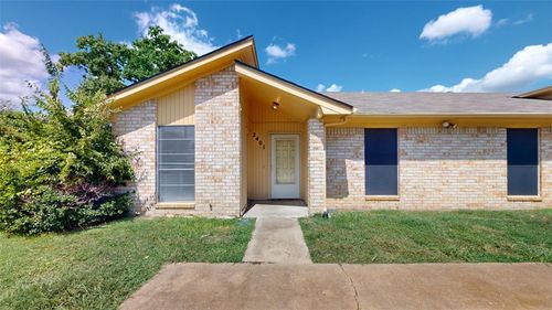 2401 Cornell Dr, College Station, TX, 77840-4620 | Card Image