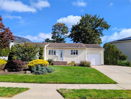 124 Morton Boulevard, Oyster Bay, NY, 11803 | Card Image
