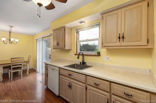9286 Dudley St, Taylor, MI, 48180-3738 | Card Image