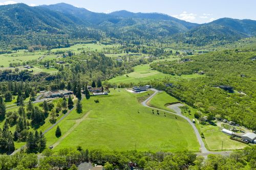 4077 Pioneer Rd, Medford, OR, 97501-9686 | Card Image