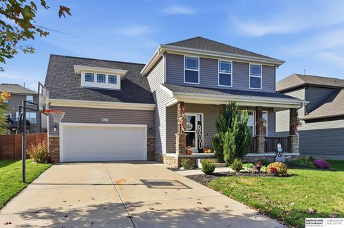 10212 Rosewater Pkwy, Bennington, NE, 68007-8099 | Card Image