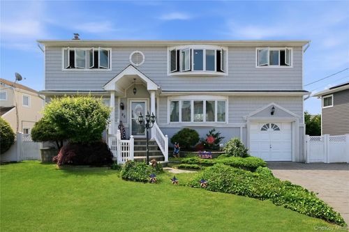 20 Elm St, Massapequa, NY, 11758-5701 | Card Image