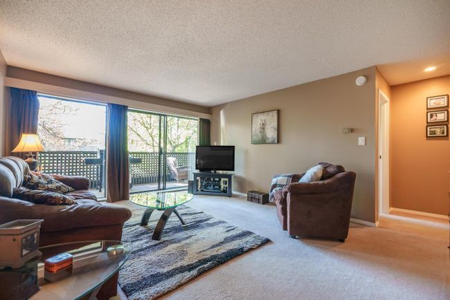 214 - 1945 Woodway Place, Condo with 1 bedrooms, 1 bathrooms and 1 parking in Burnaby BC | Image 3