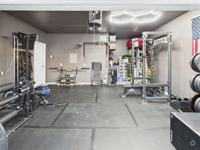 Exercise room with a garage | Image 30