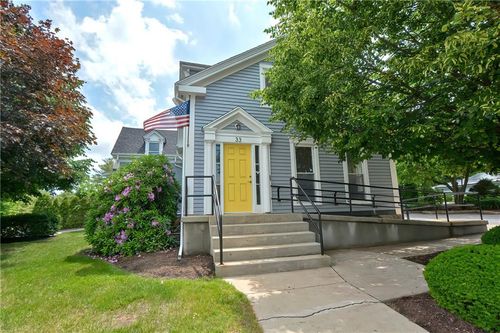 33 State Road, Dartmouth, MA, 02747 | Card Image