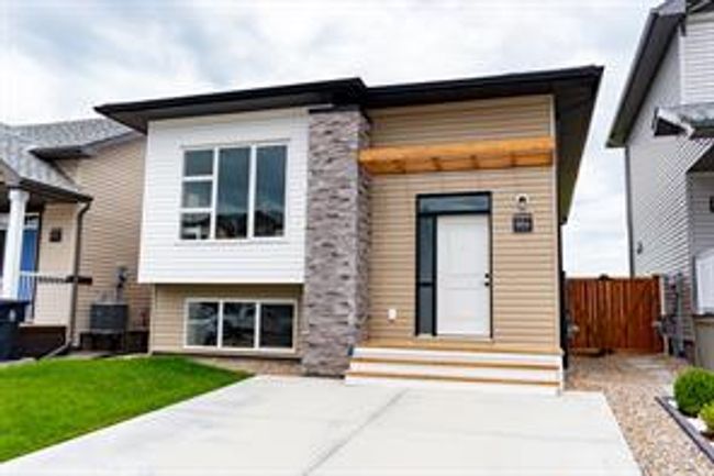 886 Greywolf Run N, House detached with 2 bedrooms, 2 bathrooms and null parking in Lethbridge AB | Image 1