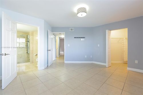 10-10257 Nw 9th Street Cir, Miami, FL, 33172-6643 | Card Image