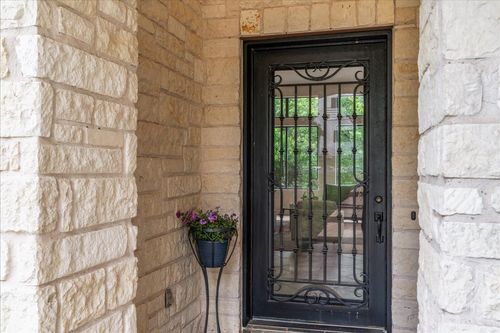 37 Autumn Oaks Dr, The Hills, TX, 78738-1413 | Card Image