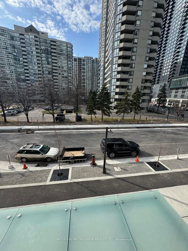 205 - 430 Square 1 Dr, Condo with 1 bedrooms, 1 bathrooms and 1 parking in Mississauga ON | Image 9
