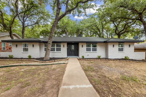 810 Sharpshire St, Grand Prairie, TX, 75050-6321 | Card Image