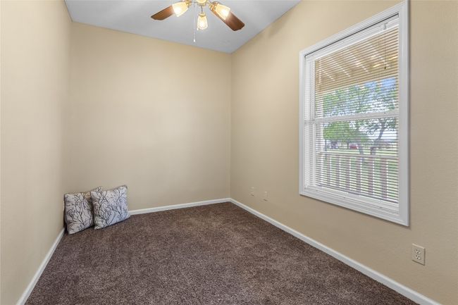 Bedrom with ceiling fan | Image 13